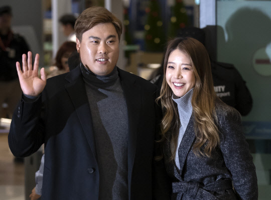 내셔널리그 사이영상 투표서 단독 2위에 오른 류현진과 아내 배지현 전 아나운서가 14일 오후 인천국제공항을 통해 귀국하며 취재진을 향해 손을 들어 보이고 있다.    연합뉴스